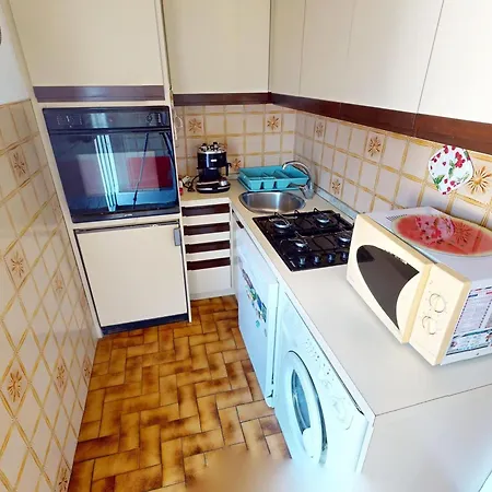 Agreable 2p Dernier Etage Avec Immense Terrasse Et Parking Prive - Fr-1-196-390