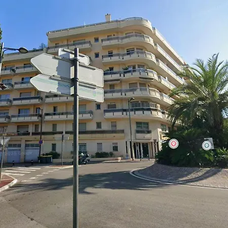 Apartman Agreable 2p Dernier Etage Avec Immense Terrasse Et Parking Prive - Fr-1-196-390